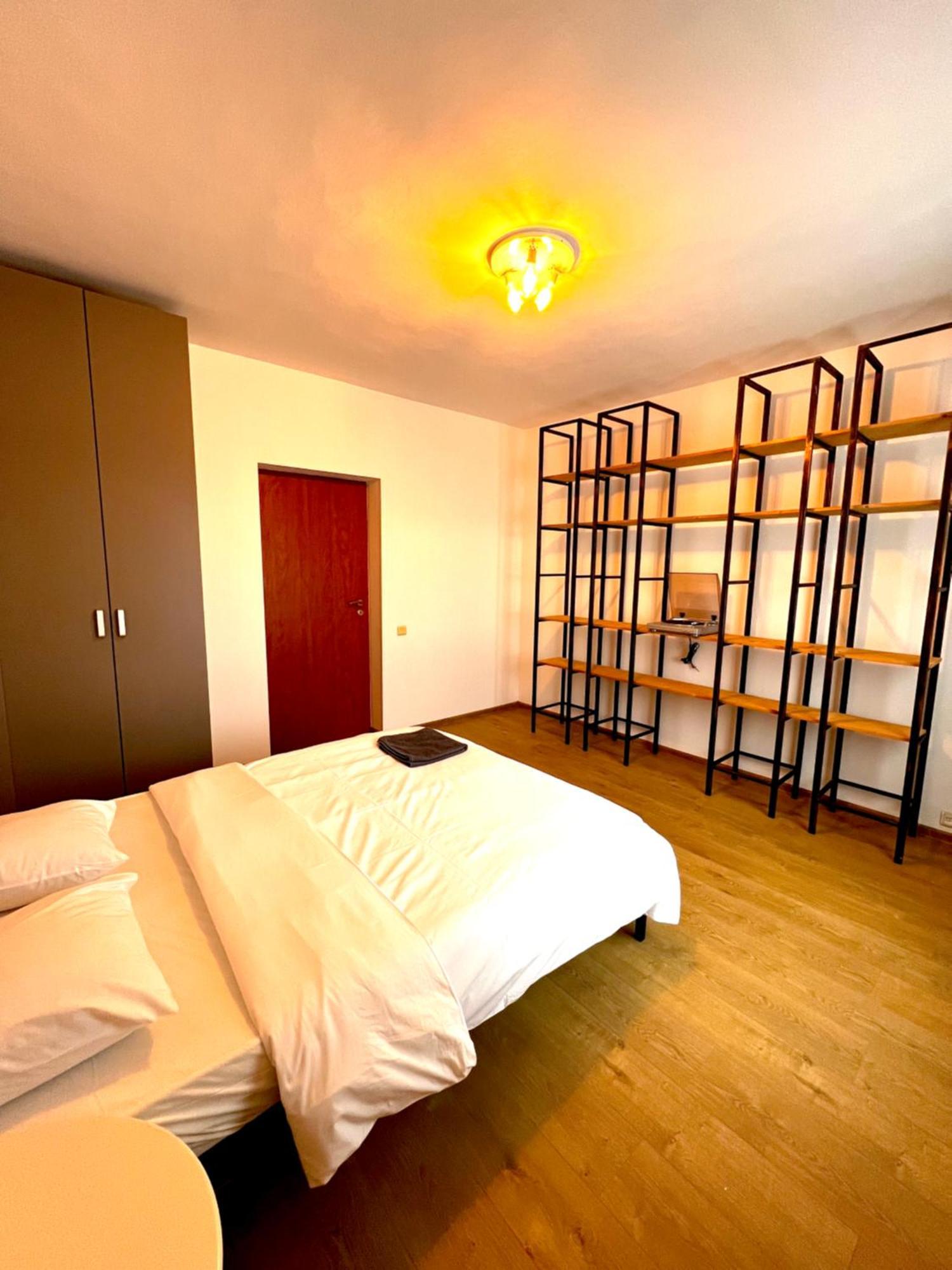 Color Apartments Old Town Center Бухарест Экстерьер фото